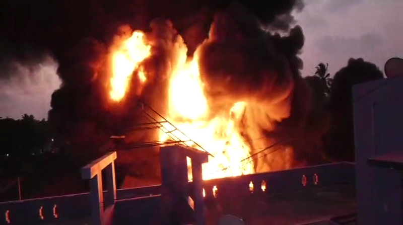 ಭಾರೀ ಬೆಂಕಿ ಅವಘಡ; ಟೈರ್ ಅಂಗಡಿಗಳು ಭಸ್ಮ!