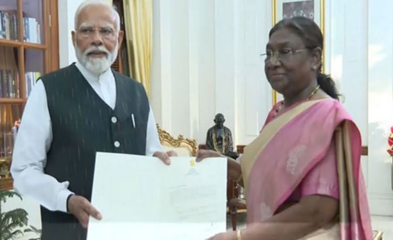 ರಾಷ್ಟ್ರಪತಿ ಬಳಿ ಸರ್ಕಾರ ರಚನೆಗೆ ಹಕ್ಕು ಮಂಡಿಸಿದ ಮೋದಿ!