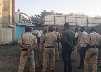 45 ಜನ ನೌಕರರ ವಜಾ: ಚಿಮಿನಿ ಏರಿ ಪ್ರತಿಭಟನೆ