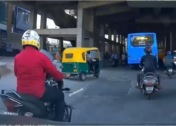 ಗುಂಡಿ ತಪ್ಪಿಸುವುದಕ್ಕಾಗಿ ರಸ್ತೆಯಲ್ಲಿ ಸ್ಟಂಟ್ ಮಾಡಿದ ಆಟೋ ರಾಜ