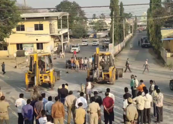 ಕನ್ನಡ ಧ್ವಜಸ್ತಂಭ ತೆರವುಗೊಳಿಸಿದ ಅಧಿಕಾರಿಗಳು!
