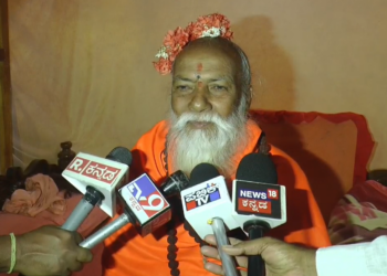 ಮುಳ್ಳು ಗದ್ದುಗೆ ಮೇಲೆ ಕುಳಿತು ಕಾರ್ಣಿಕ ನುಡಿದ ಸ್ವಾಮೀಜಿ