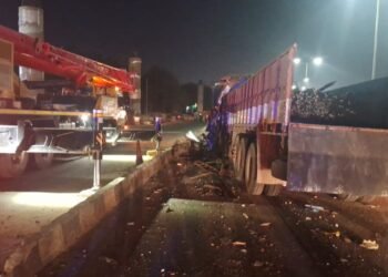 ಕಬ್ಬಿಣ ತುಂಬಿದ್ದ ಲಾರಿ, ಸ್ಲೀಪರ್ ಕೋಚ್ ಮಧ್ಯೆ ಅಪಘಾತ