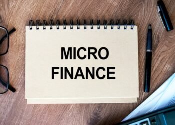 ನಿಲ್ಲದ ಮೈಕ್ರೋ ಫೈನಾನ್ಸ್ ಹಾವಳಿ; ಮನೆಗೆ ಬೀಗ ಹಾಕಿದ ಕಾರಣ ಕೊಟ್ಟಿಗೆಯಲ್ಲೇ ಕುಟುಂಬಸ್ಥರ ವಾಸ