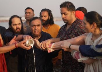 ಮಹಾ ಕುಂಭಮೇಳದಲ್ಲಿ ಪವಿತ್ರ ಸ್ನಾನ ಮಾಡಿದ ಅಂಬಾನಿ ಕುಟುಂಬದ ನಾಲ್ಕು ತಲೆಮಾರು