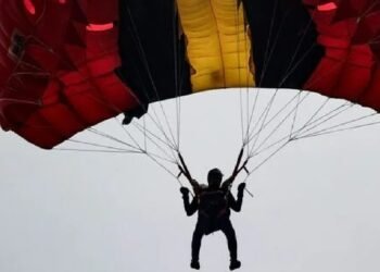 Viral Video: ಟ್ರಾಫಿಕ್ ಭಯ; ಪ್ಯಾರಾಚೂಟ್ ಮೂಲಕ ಹಾರಿಕೊಂಡು ಪರೀಕ್ಷೆ ಬರೆಯಲು ಬಂದ ವಿದ್ಯಾರ್ಥಿ!