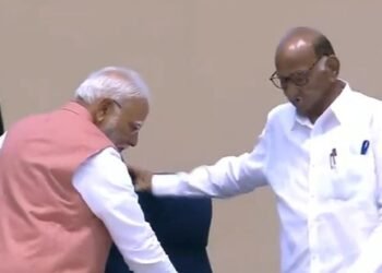 ಶರದ್ ಪವಾರ್ ಕೂರಲು ಸಹಾಯ ಮಾಡಿ, ನೀರು ಕೊಟ್ಟ ಮೋದಿ; ಭಾರಿ ಮೆಚ್ಚುಗೆ, ವಿಡಿಯೊ ವೈರಲ್