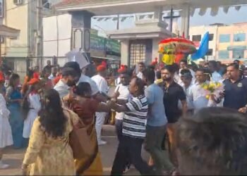 ಕೈ ಕೈ ಮಿಲಾಯಿಸಿದ ಚರ್ಚ್ ಭಕ್ತರು