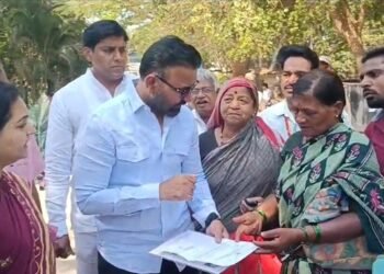 ರಸ್ತೆ ಪಕ್ಕ ಕುಳಿತಿದ್ದ ಅಜ್ಜಿ ಕಂಡು ಸಮಸ್ಯೆ ಆಲಿಸಿದ ಸಚಿವ