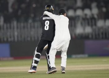 Champions Trophy : ರಾವಲ್ಪಿಂಡಿಯಲ್ಲಿ ಭಾರೀ ಭದ್ರತಾ ಲೋಪ, ಮೈದಾನಕ್ಕೆ ನುಗ್ಗಿ ರಚಿನ್ ರವೀಂದ್ರನನ್ನು ಅಪ್ಪಿಕೊಂಡ ಆಗಂತುಕ!