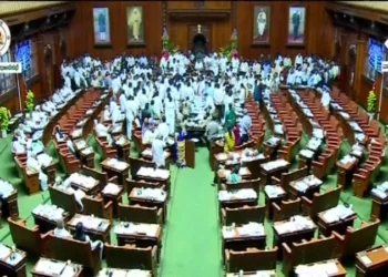 ಸ್ಪೀಕರ್ ಮೇಲೆ ಪೇಪರ್ ಎಸೆದು ಆಕ್ರೋಶ!