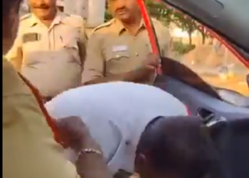 ಸ್ವಾಮೀಜಿ ಕಾಲು ಮುಗಿದ ಪೊಲೀಸರಿಗೆ ವರ್ಗಾವಣೆ ಶಿಕ್ಷೆ!