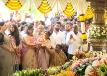 ಪುನೀತ್ ಹುಟ್ಟು ಹಬ್ಬ: ಕುಟುಂಬದೊಂದಿಗೆ ಸ್ಮಾರಕಕ್ಕೆ ಭೇಟಿ ನೀಡಿದ ಅಶ್ವಿನಿ ಪುನೀತ್ ರಾಜಕುಮಾರ್