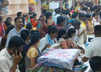 ಚನ್ನಬಸಪ್ಪ ಆಂಡ್ ಸನ್ಸ್ ನಲ್ಲಿ ಬಟ್ಟೆ ಖರೀದಿಗೆ ಮುಗಿಬಿದ್ದ ಜನ!