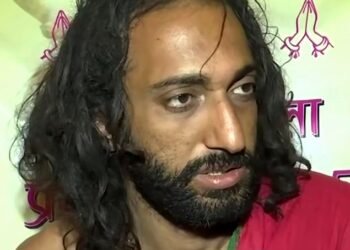 ಪಾಕಿಸ್ತಾನ ಗೆಲ್ಲುತ್ತದೆ ಎಂದಿದ್ದ ಐಐಟಿ ಬಾಬಾಗೆ ಟಿವಿ ಶೋದ ವೇಳೆ ಹಲ್ಲೆ !