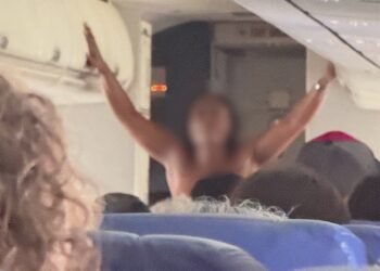 Viral News: ವಿಮಾನದೊಳಗೇ ವಿವಸ್ತ್ರಳಾಗಿ ಓಡಾಡಿದ ಮಹಿಳೆ: ವಿಡಿಯೋ ವೈರಲ್!