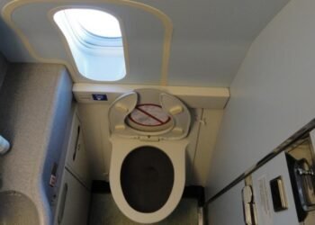 Air India: ಏರಿಂಡಿಯಾ ವಿಮಾನದಲ್ಲಿ ಶೌಚಾಲಯಕ್ಕೆ ಹೋಗಲು ಕ್ಯೂ: 12 ಟಾಯ್ಲೆಟ್‌ಗಳ ಪೈಕಿ ಒಂದಷ್ಟೇ ಕಾರ್ಯನಿರ್ವಹಣೆ!