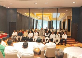 ದೆಹಲಿಯಿಂದ ಬರುತ್ತಿದ್ದಂತೆ ಹೈ ವೋಲ್ಟೇಜ್ ಮೀಟಿಂಗ್ ನಡೆಸಿದ ರೆಬೆಲ್ಸ್ ತಂಡ!