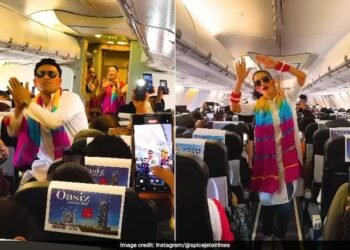 ವಿಮಾನದಲ್ಲಿ ಹೋಳಿ ಡ್ಯಾನ್ಸ್ ಮಾಡಿದ ಸ್ಪೈಸ್ ಜೆಟ್ ಕ್ಯಾಬಿನ್ ಸಿಬ್ಬಂದಿ; ವಿಡಿಯೊ ವೈರಲ್