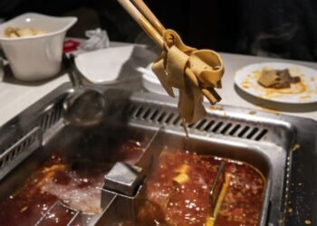 Viral Video : ಸಾರಿನ ಪಾತ್ರೆಗೆ ಮೂತ್ರ ವಿಸರ್ಜಿಸಿದ ಕಿಡಿಗೇಡಿಗಳು; ವಿಡಿಯೊ ವೈರಲ್ ಆಗಿದೆ, ರೆಸ್ಟೋರೆಂಟ್ ಪರಿಹಾರ ನೀಡಿದೆ!