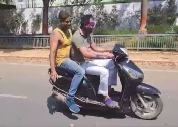 ಪಲ್ಟು ಚಾಚಾ ಎಲ್ಲಿ? ನಿತೀಶ್ ಕುಮಾರ್ ಮನೆ ಎದುರು ಲಾಲೂ ಪುತ್ರನ ಉದ್ಧಟತನ