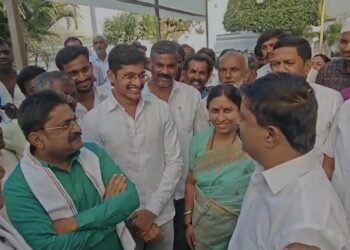 ತಮ್ಮ ವಿರುದ್ಧ ವಾಗ್ದಾಳಿ ನಡೆಸಿದ್ದ ಶಾಸಕರ ಮನೆಗೆ ಭೇಟಿ ನೀಡಿದ ಸಚಿವ!