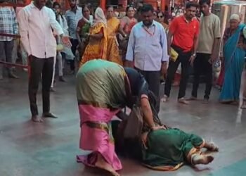 ದೇವಸ್ಥಾನದ ಮುಂಭಾಗದಲ್ಲಿ ಮಂಗಳಮುಖಿಯರ ಫೈಟ್!