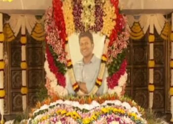 ಅಪ್ಪು 50ನೇ ಹುಟ್ಟು ಹಬ್ಬ: ಅಭಿಮಾನಿಗಳು ಭಾವುಕ; ಸಮಾಧಿ ಬಳಿ ಅಭಿಮಾನಿಗಳ ಆಚರಣೆ