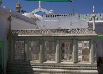 Aurangzeb: ಛತ್ರಪತಿ ಸಂಭಾಜಿನಗರದಲ್ಲಿರುವ ಔರಂಗಜೇಬನ ಸಮಾಧಿಯನ್ನು ಮುಚ್ಚಿದ ಎಎಸ್ಐ