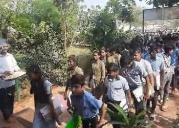 ವಿದ್ಯಾರ್ಥಿಗಳಿಗೆ ಹೂ ಮಳೆ ಸುರಿಸಿ ಸ್ವಾಗತ