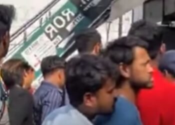 ಮದ್ಯದ ಬಾಟಲ್​ ಬೈ ಒನ್​ ಗೆಟ್​ ಒನ್ ಫ್ರೀ; ಆಫರ್ ಪಡೆಯಲು ಸರತಿಯ ಸಾಲು