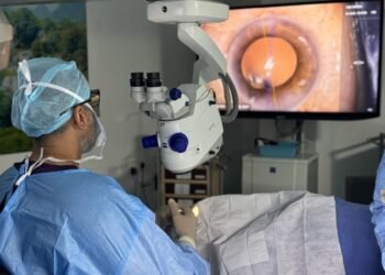 ಬೆಂಗಳೂರಿನ ವೈದ್ಯರಿಂದ ಏಷ್ಯಾದ ಮೊದಲ AI-ವಿನ್ಯಾಸಗೊಳಿಸಿದ ಇಂಟ್ರಾಕ್ಯುಲರ್ ಲೆನ್ಸ್ ಜೋಡಣೆ