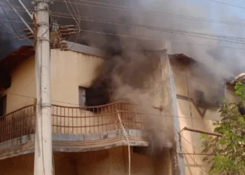 ಟಾಕೀಸ್ ಗೆ ಬೆಂಕಿ: ಪೀಠೋಪಕರಣಗಳು ಭಸ್ಮ!