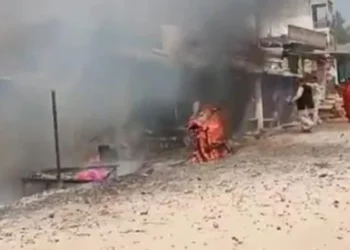 ಪಟಾಕಿ ಅಂಗಡಿಗೆ ಬೆಂಕಿ: ಮಕ್ಕಳು ಸೇರಿದಂತೆ ಐವರು ಸಜೀವ ದಹನ!