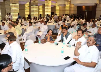 ಶಾಸಕಾಂಗ ಸಭೆಯಲ್ಲಿ ಪರಸ್ಪರ ಕಿತ್ತಾಡಿಕೊಂಡ್ರಾ ಸಚಿವರು?