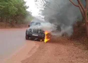 ನಡುರಸ್ತೆಯಲ್ಲೇ ಹೊತ್ತಿ ಉರಿದ ಕಾರು!