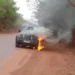 ನಡುರಸ್ತೆಯಲ್ಲೇ ಹೊತ್ತಿ ಉರಿದ ಕಾರು!