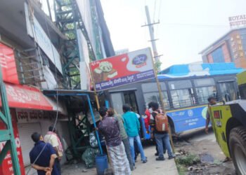 ನಿಯಂತ್ರಣ ತಪ್ಪಿ ಬೇಕರಿಗೆ ನುಗ್ಗಿದ ಬಸ್