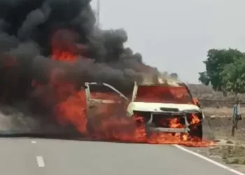 ನಡು ರಸ್ತೆಯಲ್ಲಿ ಹೊತ್ತಿ ಉರಿದ ಕಾರು
