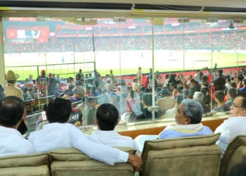 ಆರ್ ಸಿಬಿ ಪಂದ್ಯ ವೀಕ್ಷಿಸಿದ ಸಿಎಂ ಸಿದ್ದರಾಮಯ್ಯ