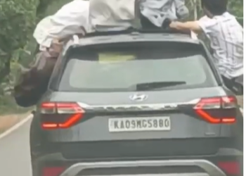 ಚಲಿಸುತ್ತಿದ್ದ ಕಾರಿನಲ್ಲಿ ಯುವಕರ ಹುಚ್ಚಾಟ!