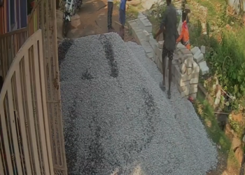 ಜಲ್ಲಿಕಲ್ಲು ಹಾಕಿದ್ದಕ್ಕೆ ಮಹಿಳೆಯ ಮೇಲೆ ಹಲ್ಲೆ!