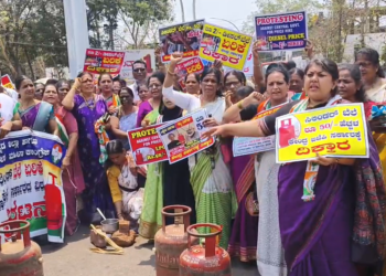 ದರ ಏರಿಕೆ: ರಸ್ತೆಗೆ ಇಳಿದ ಮಹಿಳಾ ಮಣಿಯರು!