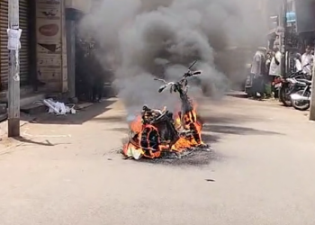 ಏಕಾಏಕಿ ಹೊತ್ತಿ ಉರಿದ ಬೈಕ್!