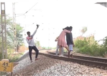 ರೈಲ್ವೆ ಹಳಿ ಮೇಲೆ ನಡೆಯುತ್ತಿದ್ದ ಪ್ರೀ ವೆಡ್ಡಿಂಗ್ ಶೂಟ್: ಏಕಾಏಕಿ ಬಂದ ರೈಲು!