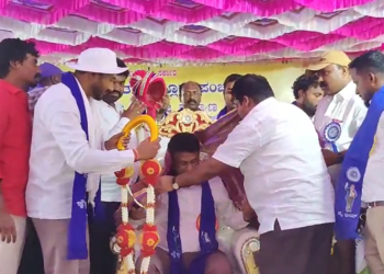 ಉನ್ನತ ಶಿಕ್ಷಣ ಸಚಿವರಿಗೆ ಹೂವಿನ ಅಭಿಷೇಕ