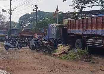 ವಿವಿಧ ಬೇಡಿಕೆಗಳ ಈಡೇರಿಕೆಗೆ ಆಗ್ರಹಿಸಿ ಮುಷ್ಕರ: ಅತ್ತಿಬೆಲೆ ಗಡಿಯಲ್ಲಿ ಎಂದಿನಂತೆ ವಾಹನ ಸಂಚಾರ