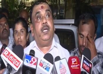 ಆತನ ವರ್ತನೆ ಕಂಡು ವಿಂಗ್ ಕಮಾಂಡರ್ ಅನಬೇಕೇ?