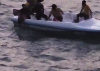 ಕಾಲು ಜಾರಿ ಸಮುದ್ರದ ಪಾಲಾದ ಯುವತಿಯರು