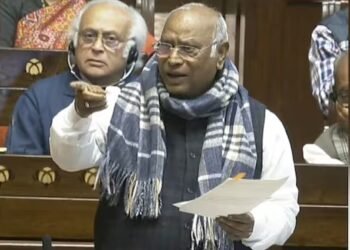 Waqf Bill: ಜುಕೂಂಗಾ ನಹೀಂ: ಬಿಜೆಪಿಯ ವಕ್ಫ್ ಆರೋಪಕ್ಕೆ “ಪುಷ್ಪಾ” ಶೈಲಿಯಲ್ಲಿ ಖರ್ಗೆ ಗುಡುಗು